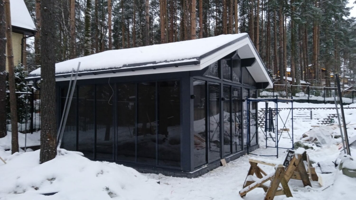 застекленная беседка балтика, застекленная беседка, беседка с панорамными окнами, безрамное остекление беседки, беседка с панорамным остеклением