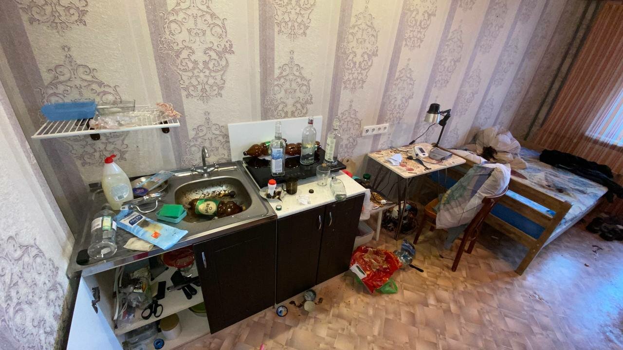квартира, квартира алкашей, старая грязная кухня, комнаты, грязная кухня