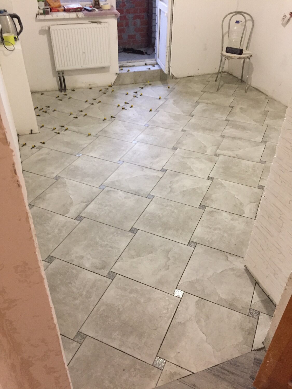 укладка плитки, укладка керамической плитки, укладка плитки ромбиком, укладка плитки на пол, укладка кафеля со смещением