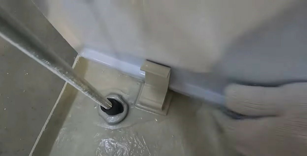 монтаж ванны, установка акриловой ванны, крепление экрана на акриловую ванну, установка экрана на акриловую ванну, акриловая ванна