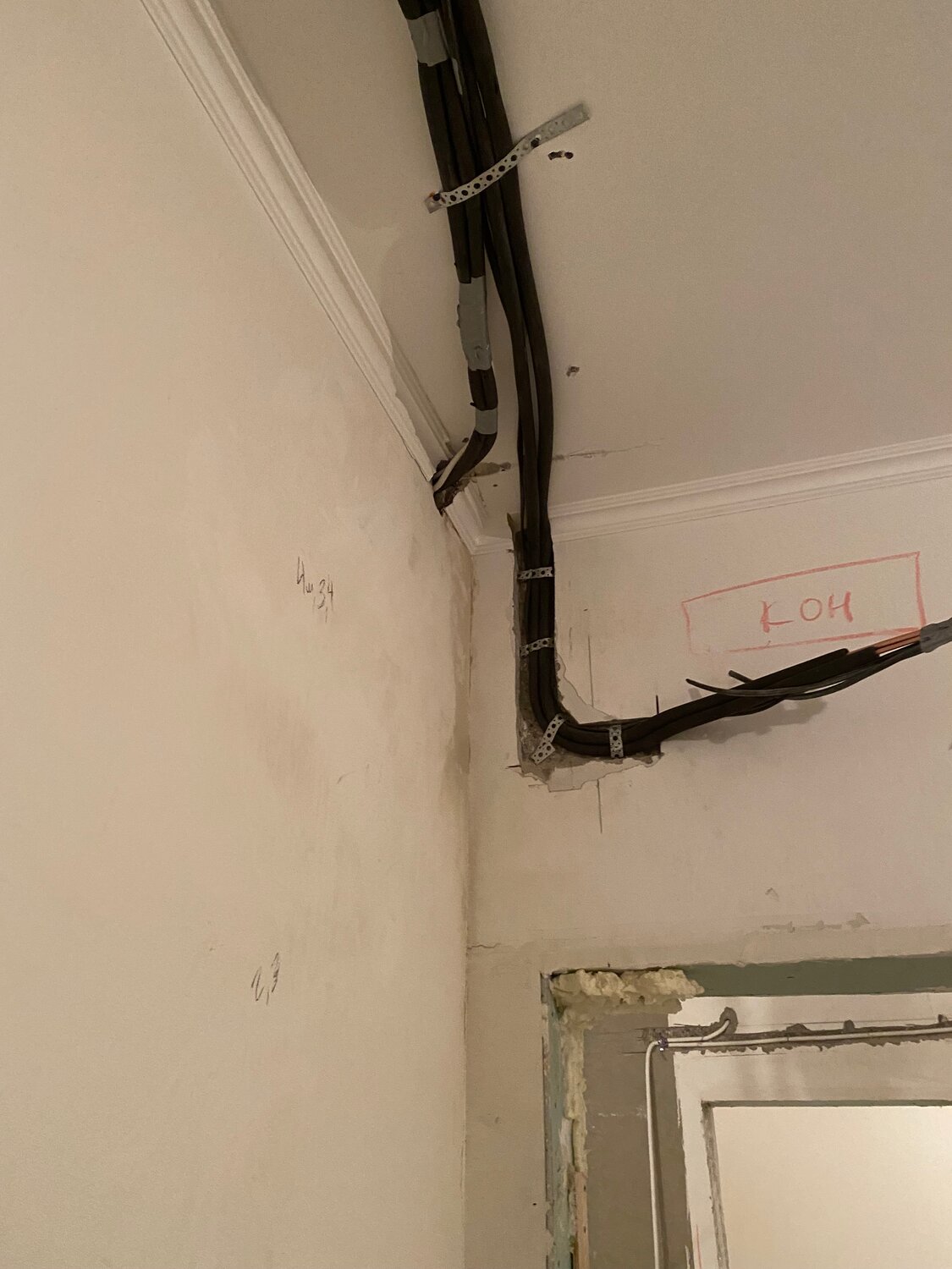 монтаж кондиционера, кондиционер, короб для электропроводки, монтаж электропроводки в сталинке, дренажная трасса для кондиционера