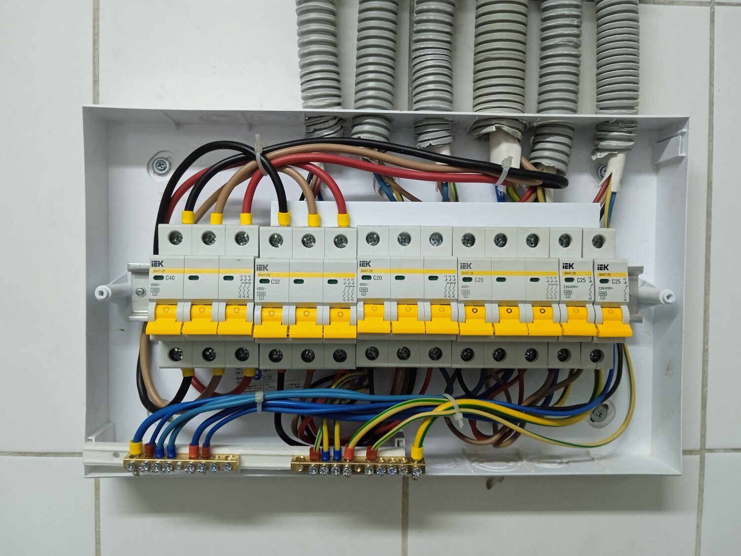 распределительный щит для электропроводки, сборка электрощита, 3х фазный щит iek, распределительный щиток, разводка электропроводки в щитке