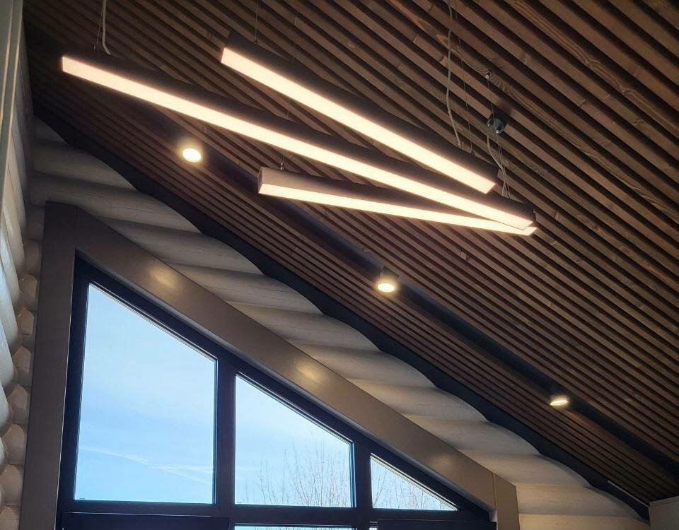 линейный светильник, реечный потолок деревянный, освещение, светильники для реечного потолка, потолок