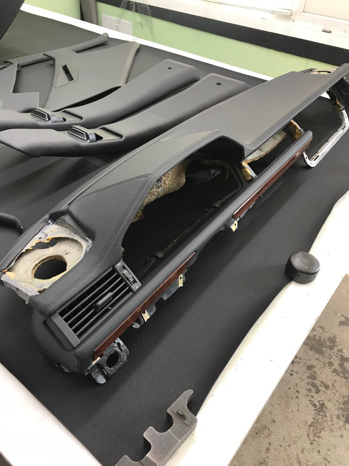 porsche gemballa mirage gt, перетяжка торпеды, перетяжка торпедо, авто, торпеда автомобиля