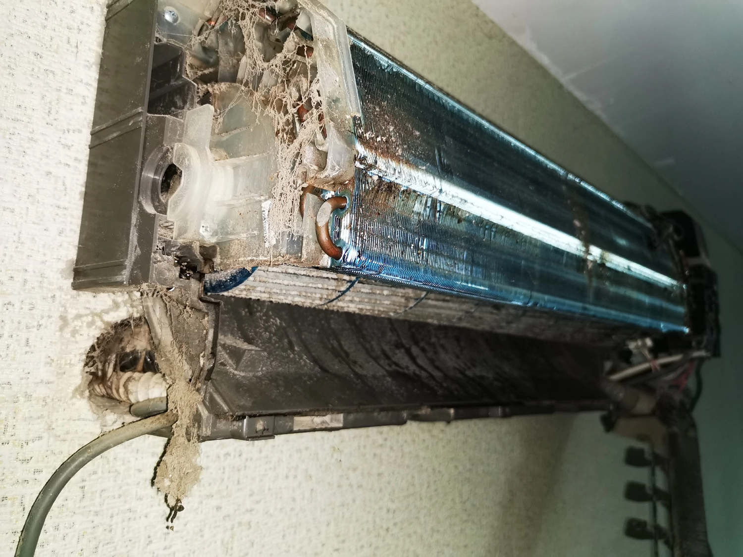 кондиционер внутренний блок, установленный кондиционер, монтаж кондиционера, керхер для чистки кондиционера внутреннего блока кондиционера, наружный блок кондиционера