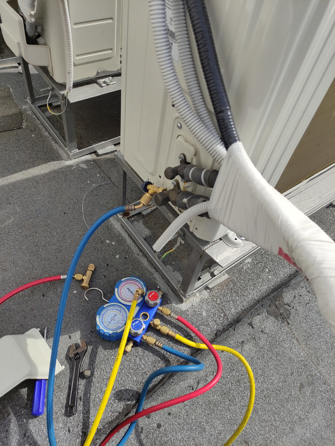 вакуумирование кондиционера сплит системы, установленный кондиционер, наружный блок кондиционера, монтаж кондиционера, вакуумирование сплит системы