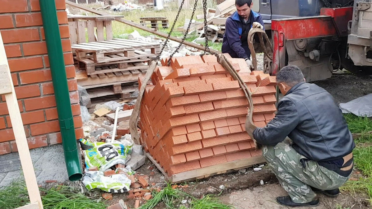 кладка кирпича, укладка кирпича, погрузка кирпича, кладка кирпича строитель, кирпич строительный