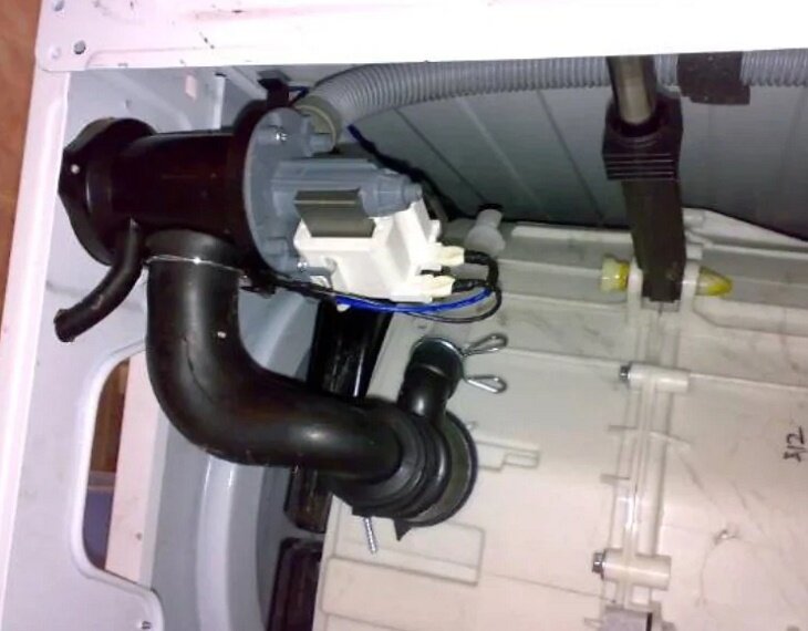 сливной патрубок стиральной машины wisl 102, сливной насос для стиральной машины атлант, сма ariston avtl 83 сливной патрубок, стиральная машина не сливает воду, насос для стиральной машины аристон маргарита 2000