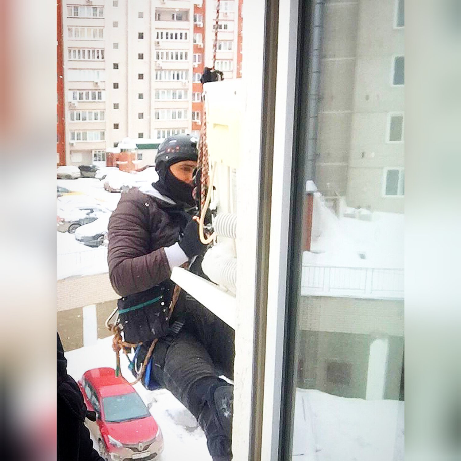 фасадные работы, мойка окон альпинистами, промышленный альпинизм, монтажник балконов, герметизация окон альпинистами