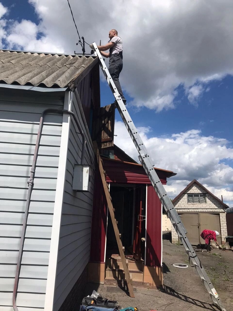 мачта дымовой трубы котельной, алюминиевая трехсекционная лестница 3х11 krause corda 013422, монтаж дымохода, лестница для кровли, мачта для дымохода