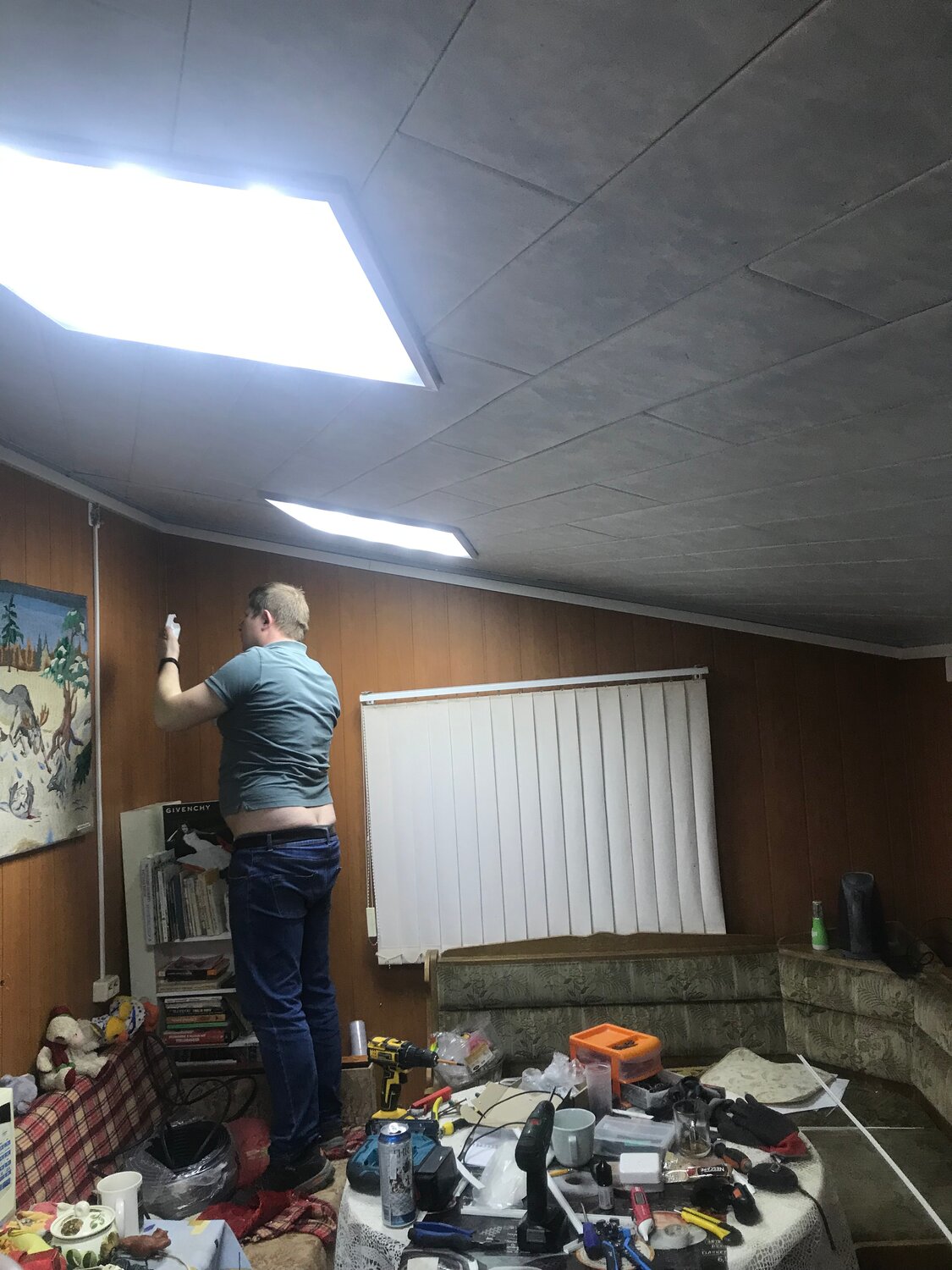 свет в гараже, в гараже, освещение в гараже, потолок в гараже, бизнес в гараже