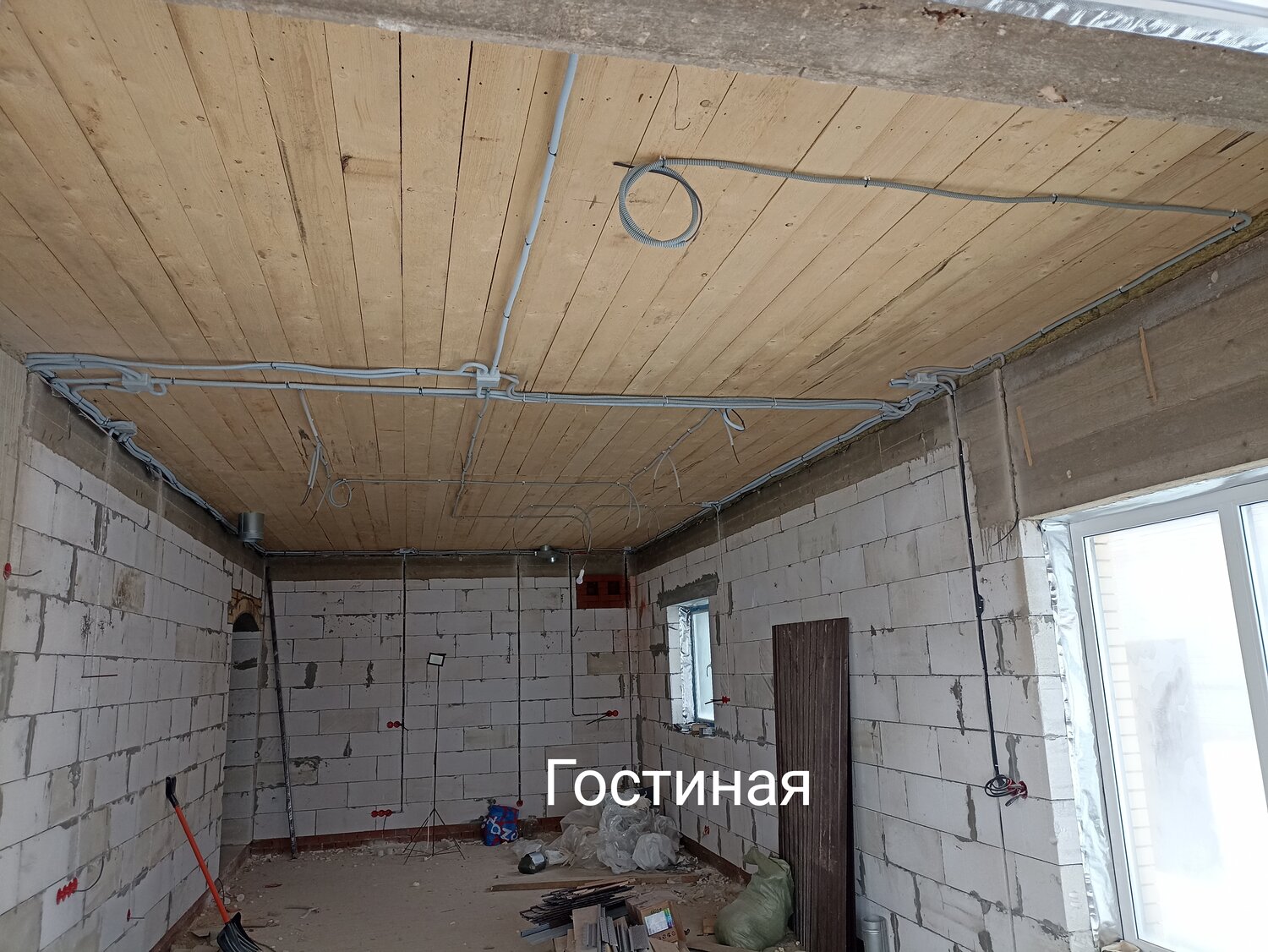 монтаж электропроводки в доме, электрика по потолку в частном доме, электрика по потолку, монтаж электропроводки, электрика в частном доме