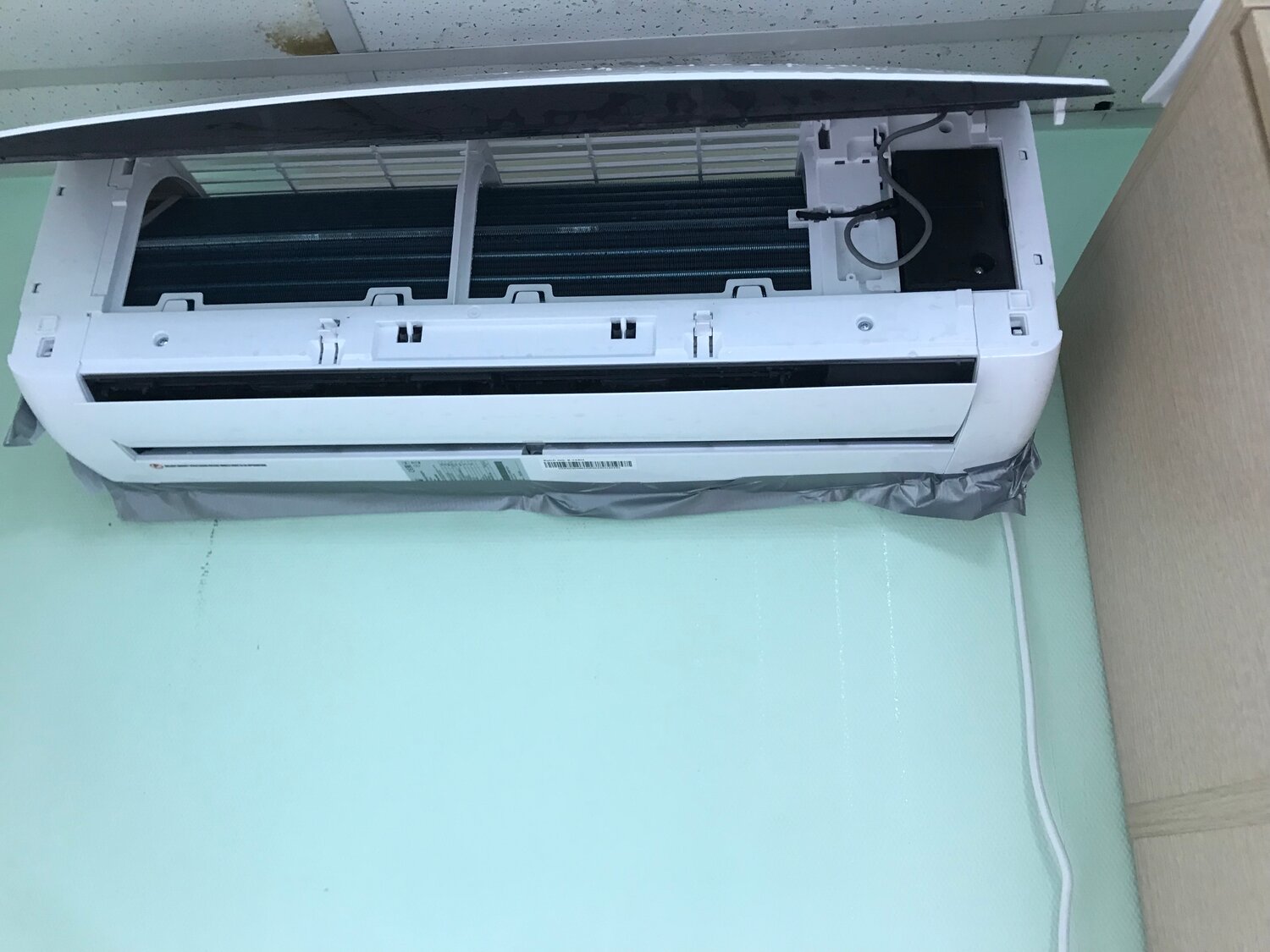 кондиционеры сплит системы, кондиционер, кондиционер внутренний блок, установленный кондиционер, кондиционер сплит