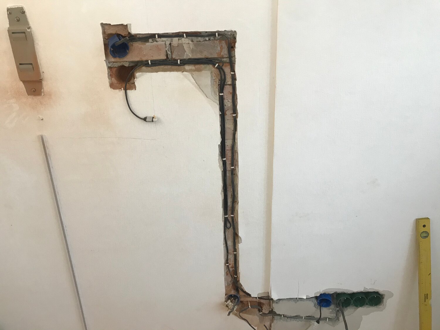 штробление стен под проводку, электромонтаж штробление, штроба, штробить стены под проводку, скрытая электропроводка