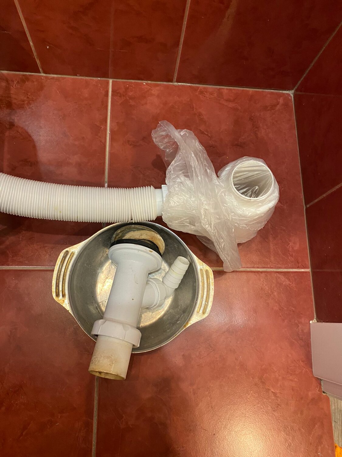 сифон под ванной, слив перелив для ванны, протек сифон под ванной, слив для душа, слив для душевой