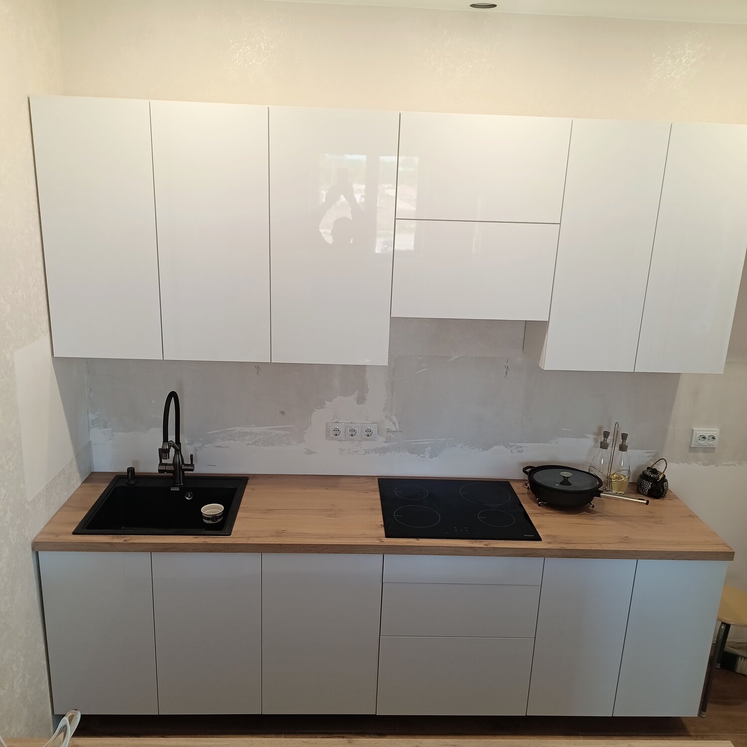 мебель, белая прямая кухня, кухня со столешницей под дерево, кухня интерьер, прямая кухня