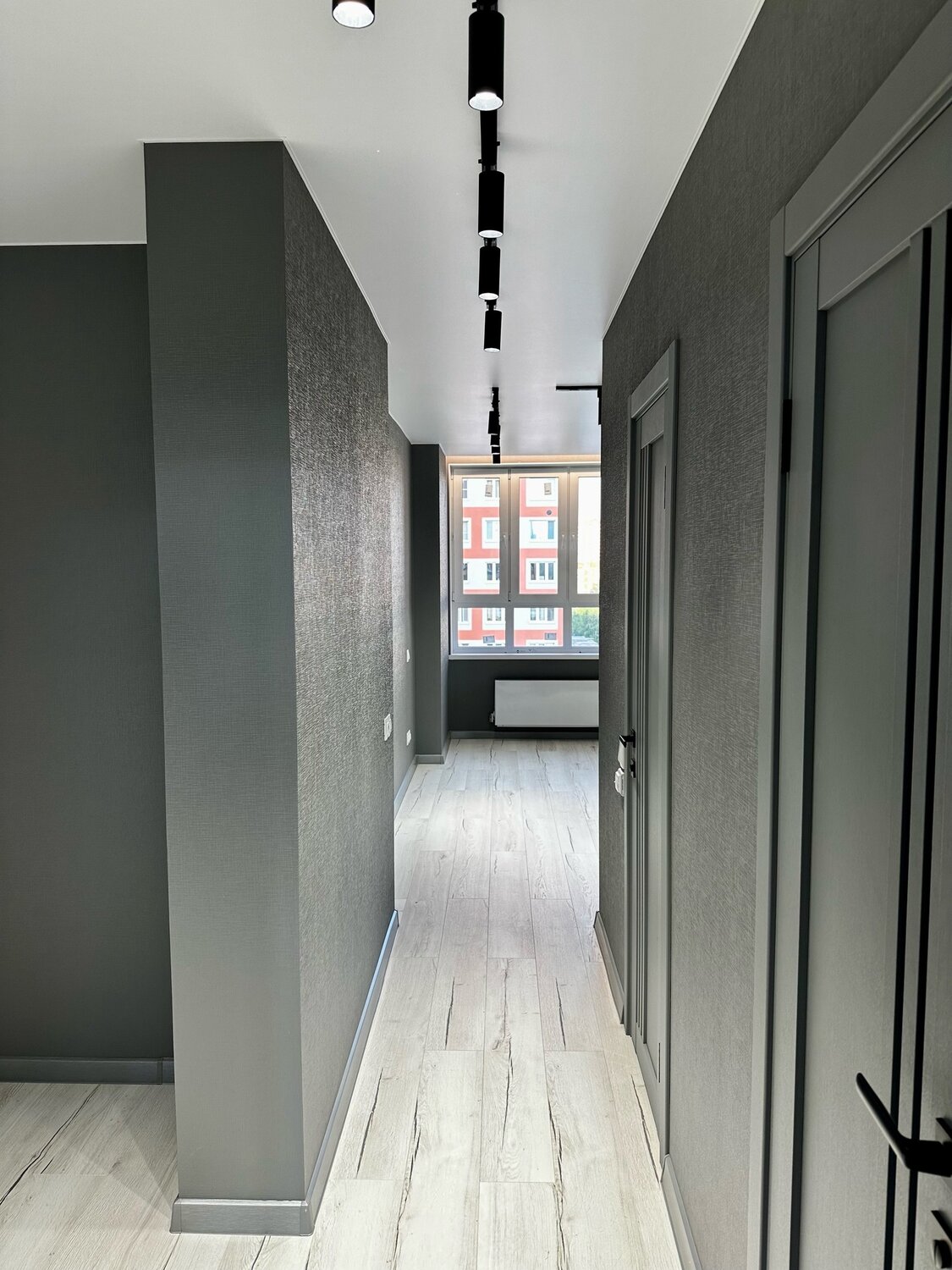 дизайн коридора в современном стиле, коридор в современном стиле, коридор дизайн, светло серый коридор, коридор серый