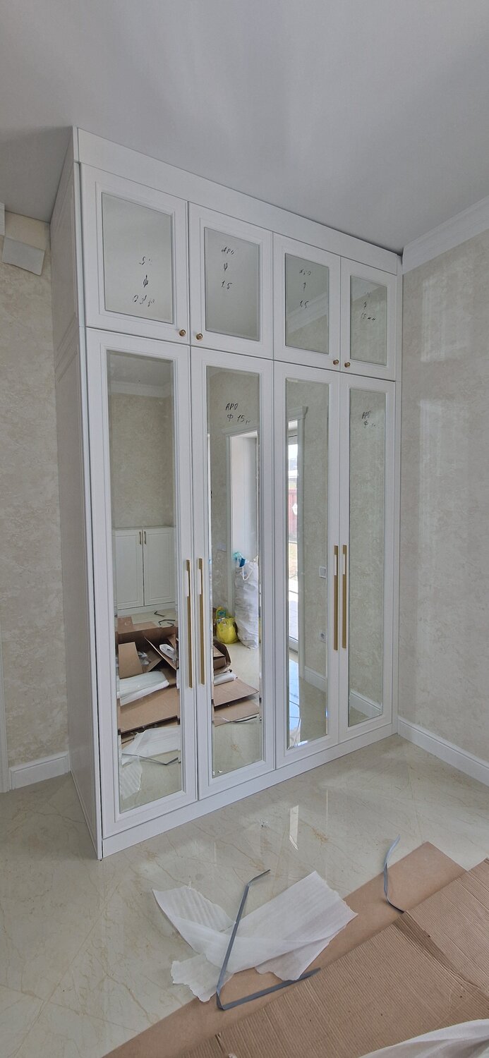 шкаф купе классика шестидверные патина, шкаф белый распашной с зеркалом, шкаф с зеркальными дверцами распашными, шкаф купе классика, распашной шкаф с зеркальными дверями