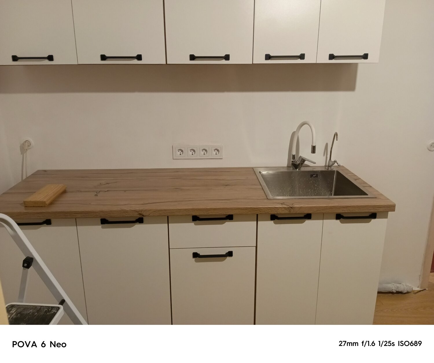 кухня икеа кноксхульт серая, кухня столешница под дерево, белая варочная панель на деревянной столешнице, столешница дуб галифакс олово, кухня икеа белая глянцевая с деревянной столешницей