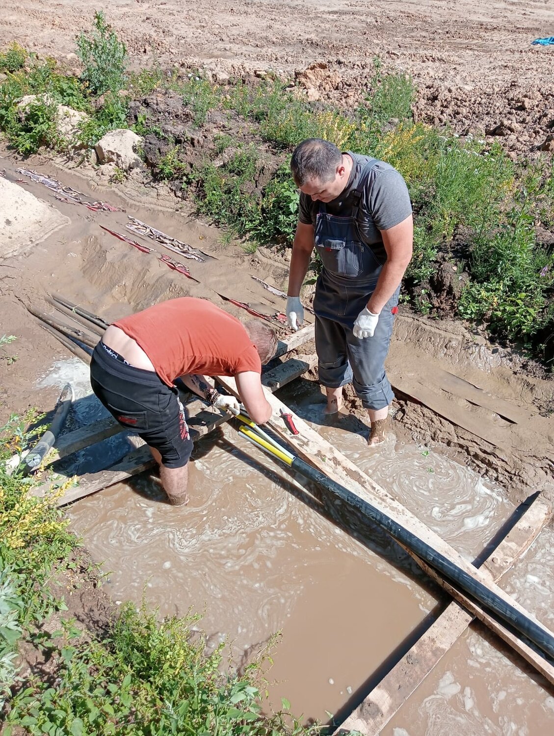 прокопать траншею для водопровода, прокладка трубы пнд-110 методом гнб, копка траншей для водопровода, траншея для водопровода, прокол водопровода