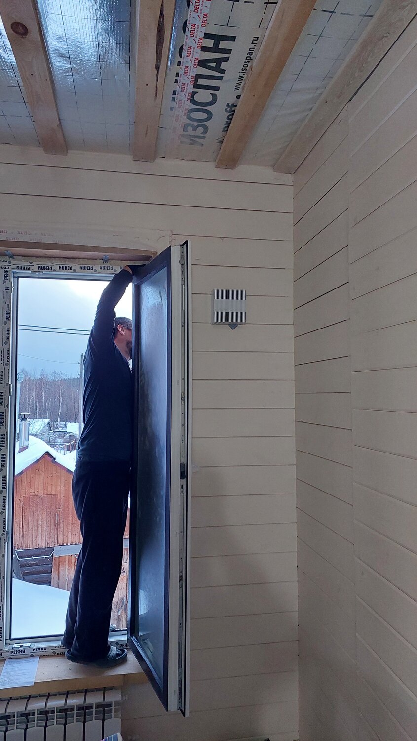 монтаж металлической двери, обсада для окна в доме из бруса 150х150, дом брус, дом, загородный дом