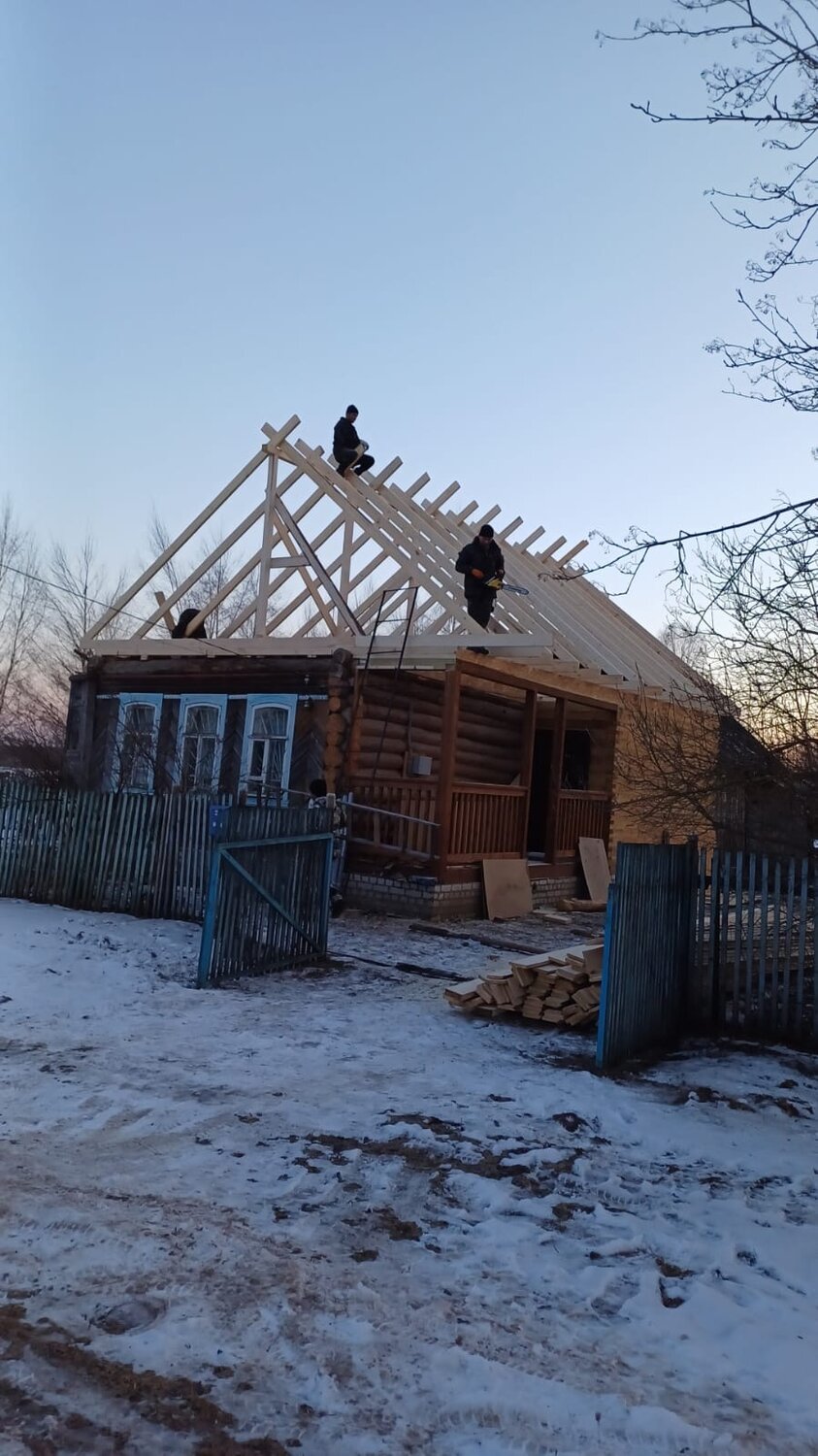 крыши старых деревянных домов, надстройка мансардного этажа, новая крыша на старый деревянный дом, надстройка мансарды на старый дом, крыша в частном доме