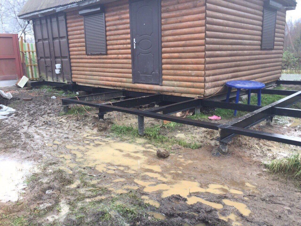 реконструкция фундамента винтовыми сваями, подъем дома на винтовые сваи, свайно винтовой фундамент под веранду, веранда на свайном фундаменте, пристройка на винтовых сваях