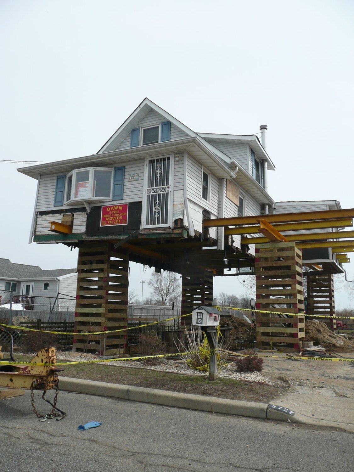 домик на высоких сваях, дом на высоких сваях, американские дома на сваях, дом, американский дом на сваях