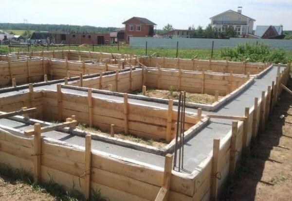 ленточный фундамент для дома, фундамент ленточный, опалубка для мелкозаглубленного ленточного фундамента, опалубка для мелкозаглубленного фундамента, ленточный фундамент опалубка