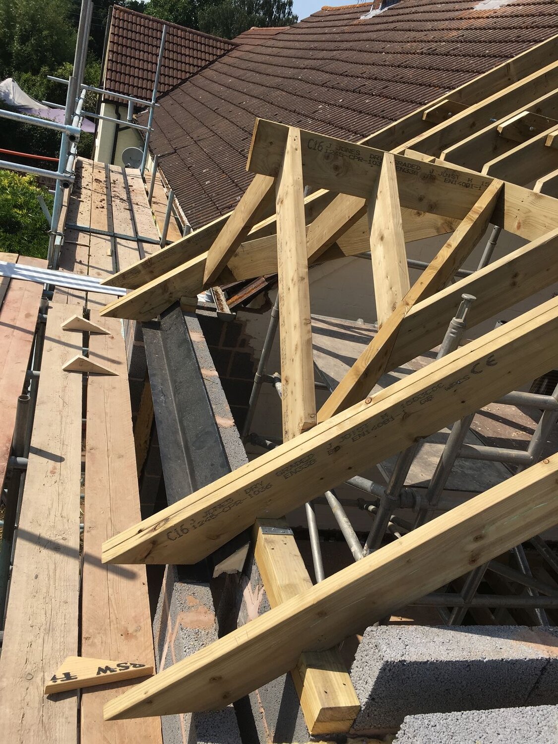 стропильные системы крыш, монтаж стропильной системы, стропильная система крыши лежень, двускатная кровля стропильная система, стропила крыши