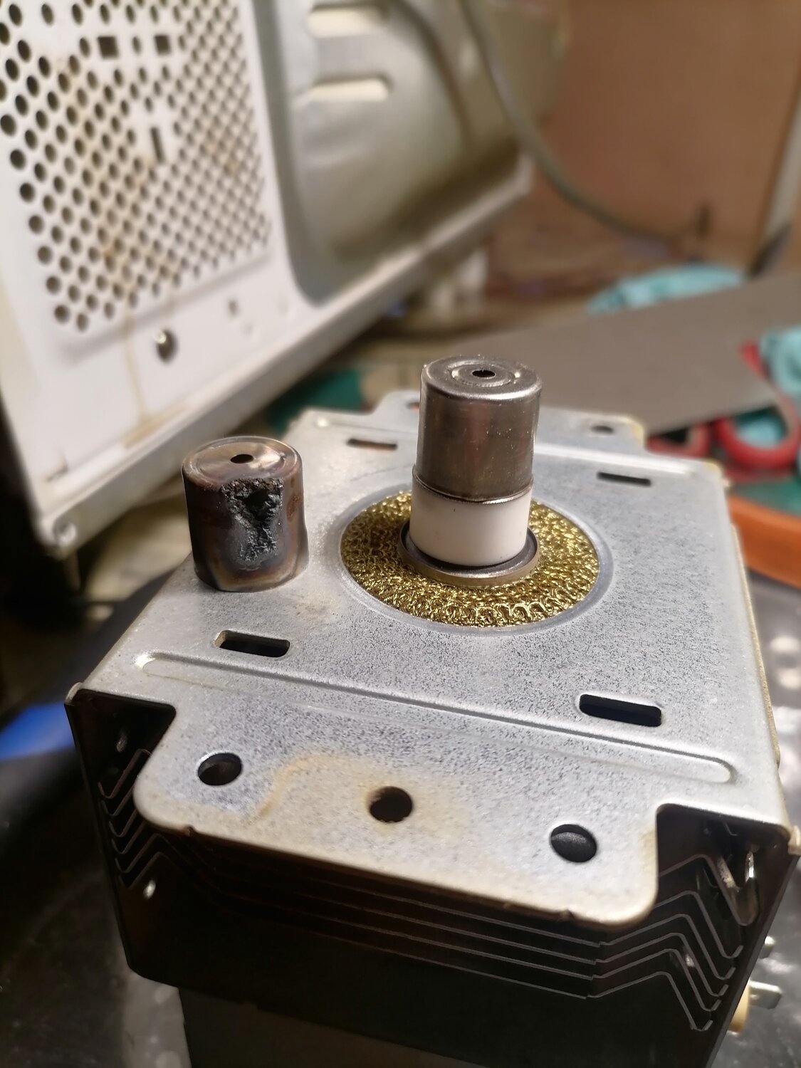 магнетрон микроволновой печи, магнетрон микроволновки, магнетрон свч, колпачок магнетрона горелый, магнетрон микроволновки капицы