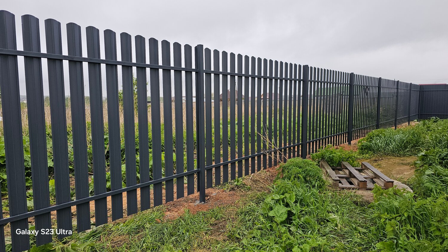 забор металлический штакетник, забор из металлического штакетника, забор шахматка из металлического штакетника, штакетник забор, евроштакетник графит ral 7024