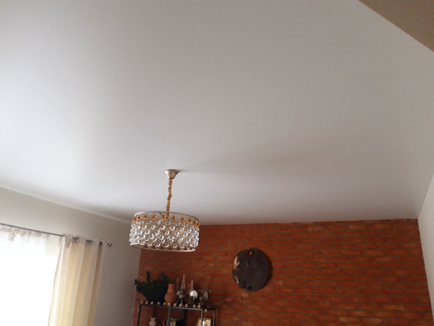 потолок, матовый натяжной потолок с люстрой, белый потолок матовый крааб, натяжной потолок матовый, натяжной потолок