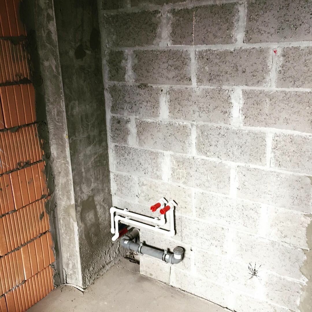 штроба подводка под раковину, разводка воздуха в гараже, голые стены в ванной ремонт, разводка воды в газобетоне, стен