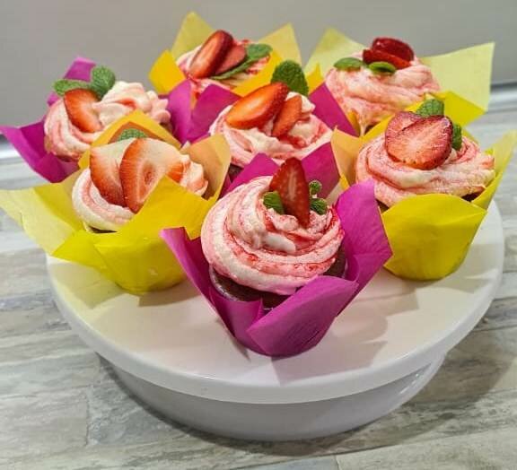 капкейки с начинкой, капкейки, капкейк, еда, кремовая флористика на капкейки