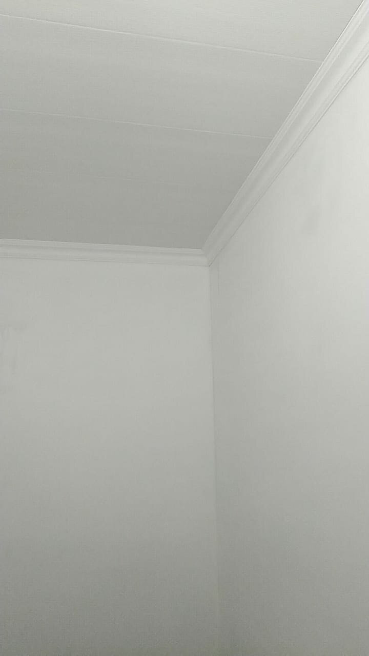 потолок, цветной натяжной потолок без плинтуса в интерьере, белый потолок обои с плинтусами, плинтуса на потолочных коробах, плинтус для мдф панелей на потолок