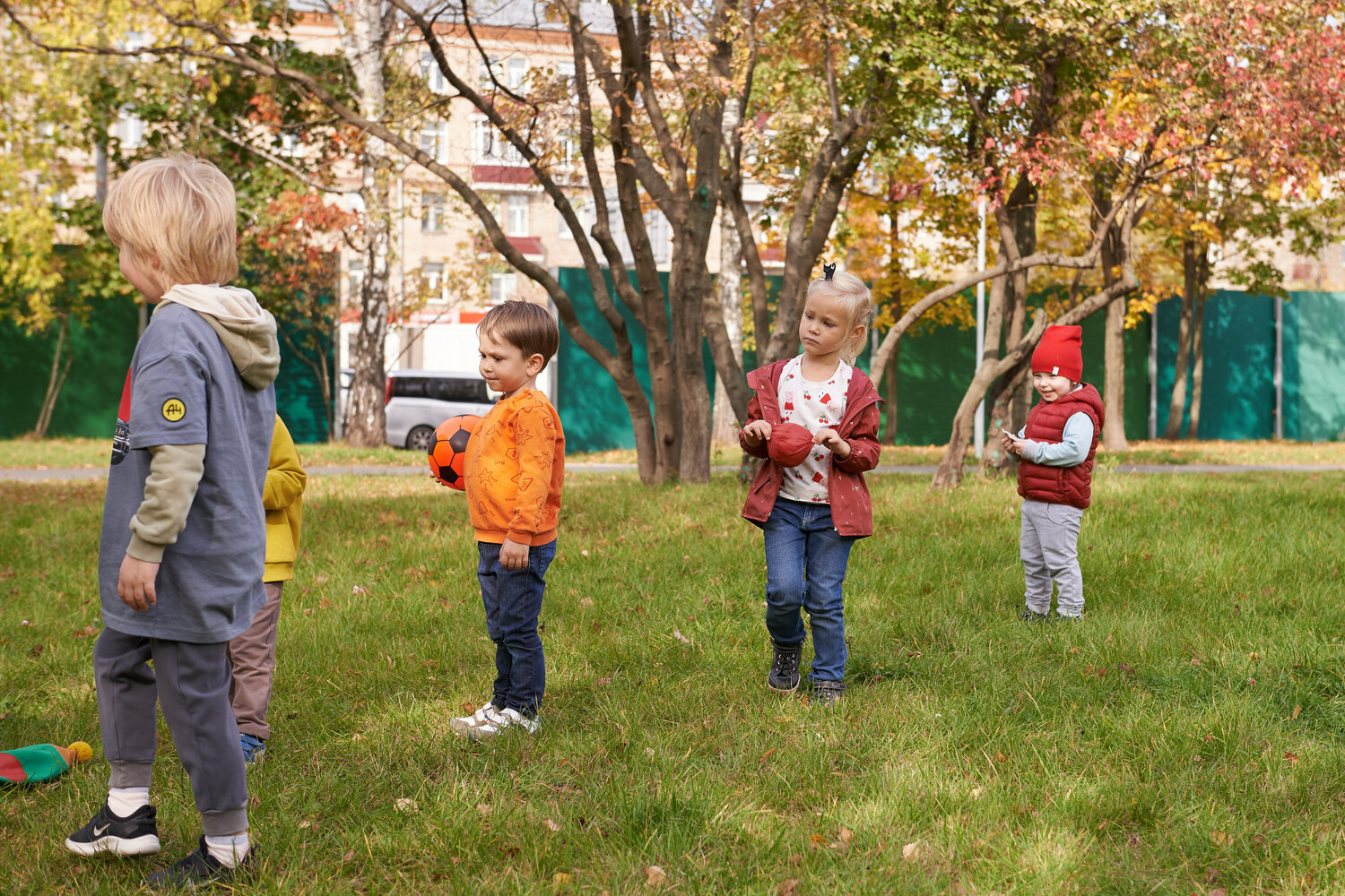 школьники на прогулке, дети играющие в осеннем парке, маленькие мальчики, мальчик, дети
