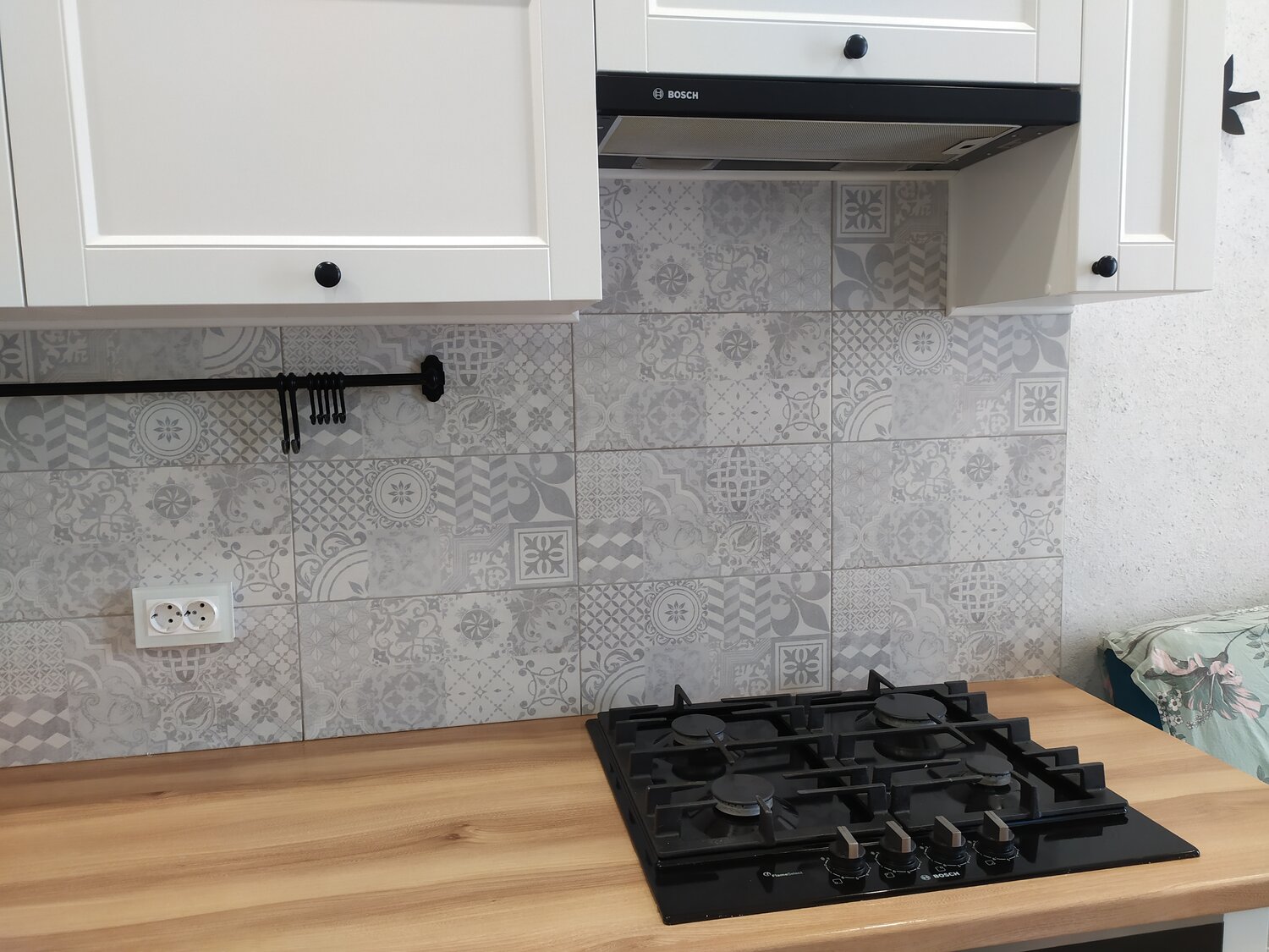 плитка backsplash мрамор, фартук для кухни из плитки, варочная панель гефест в интерьере кухни, фартук для кухни из камня, кухня