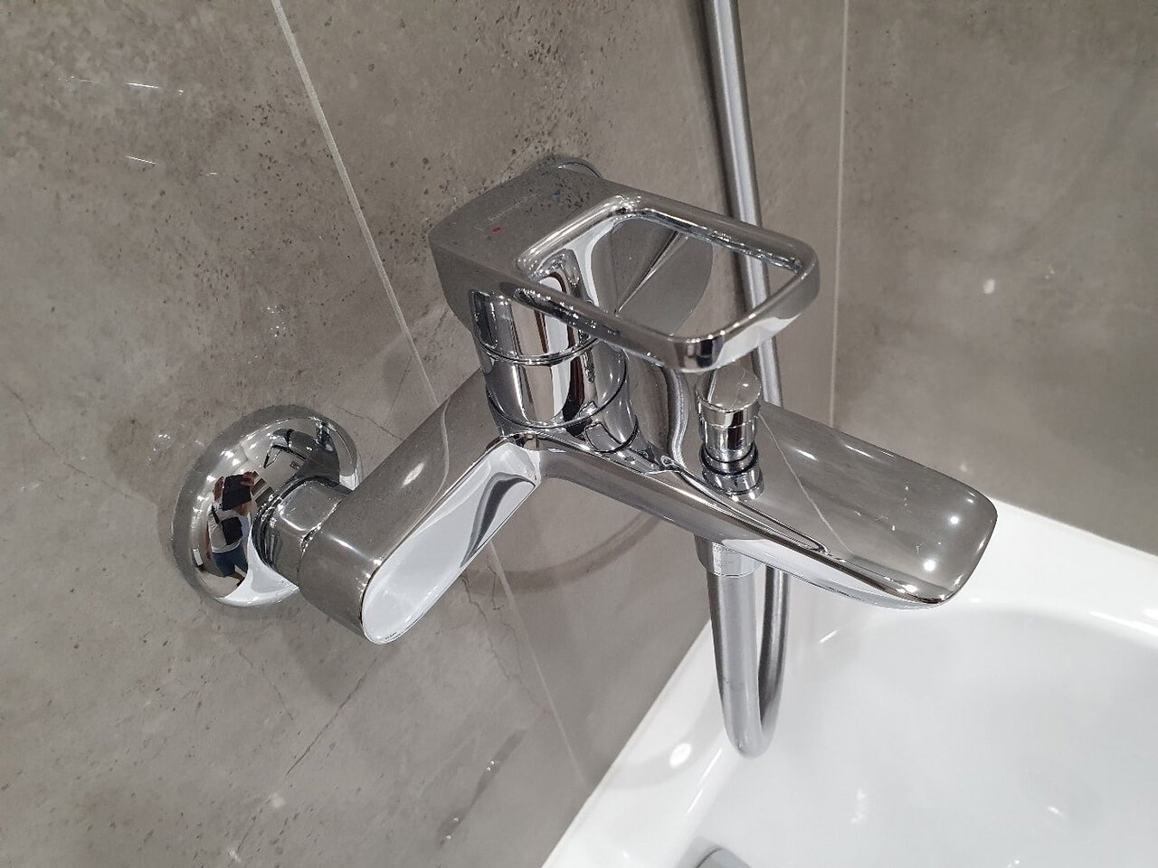 смеситель для ванны, смеситель для ванны с душем olive's sanitarias sierra 14221sr однорычажный лейка в комплекте хром, смеситель для ванны с душем kaiser guss 68022 однорычажный хром, смеситель, смеситель для ванны fiore planet, с душевым набором, цвет: хром. 37cr1000