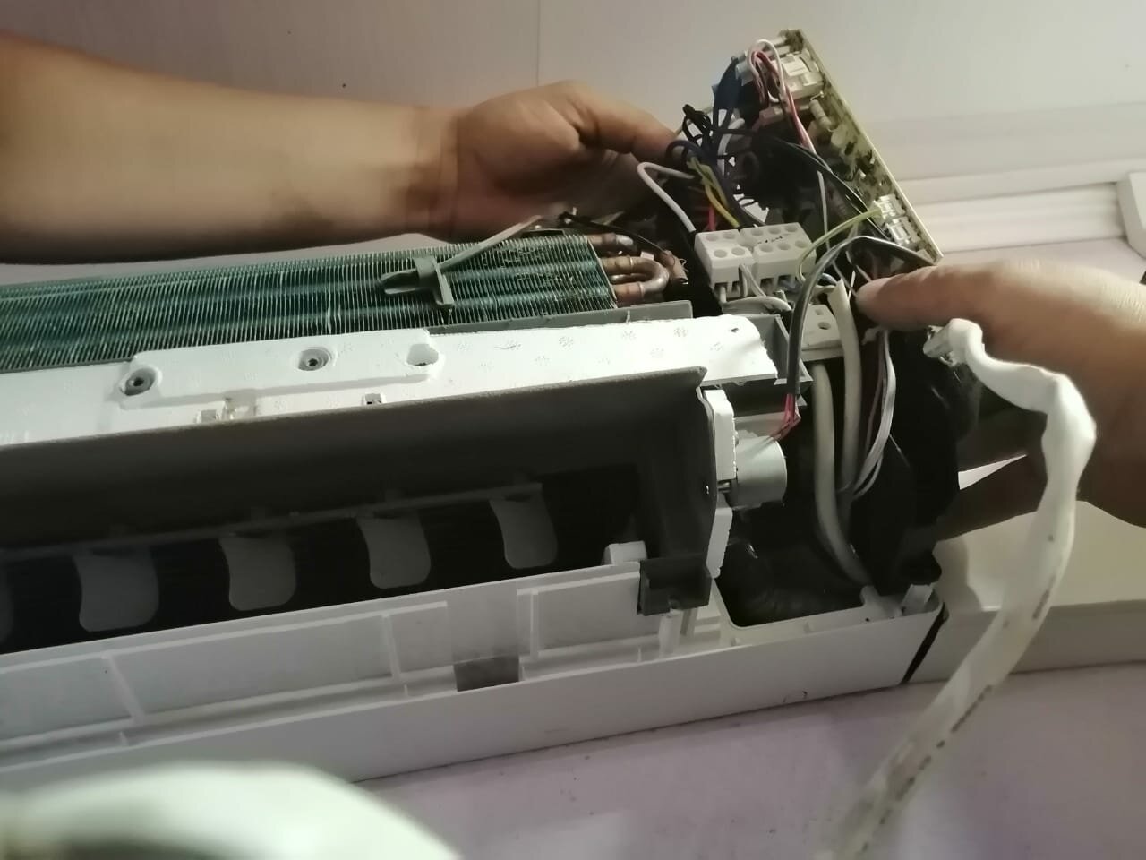 конденсатор внутреннего блока сплит систему самсунг aq09mwbn, внутренний блок сплит системы кондиционера, устройство внутреннего блока кондиционера ballu, кондиционер, сплит кондиционер akira плата внутреннего блока