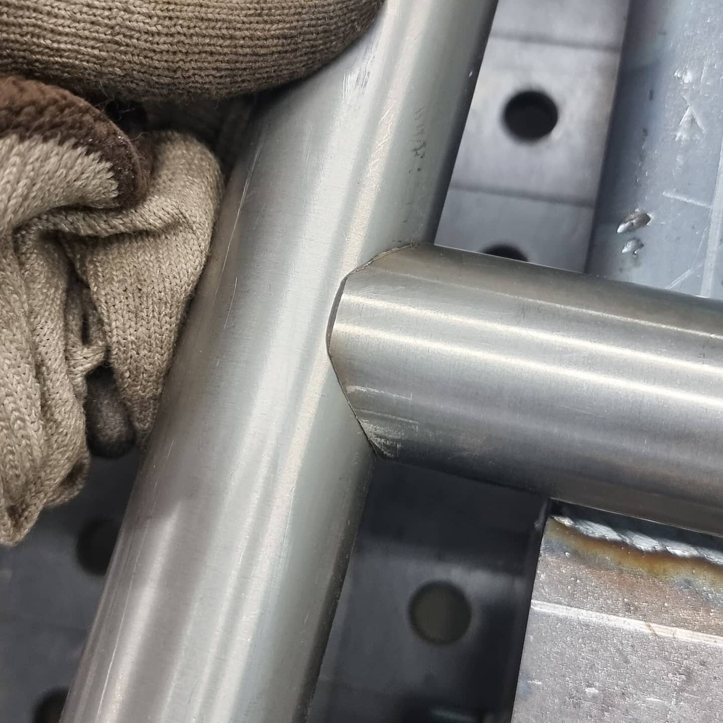 tig weld stainless steel, приварка петель к металлической двери, tig welded frame oregon, развальцовка труб глушителя, сварка