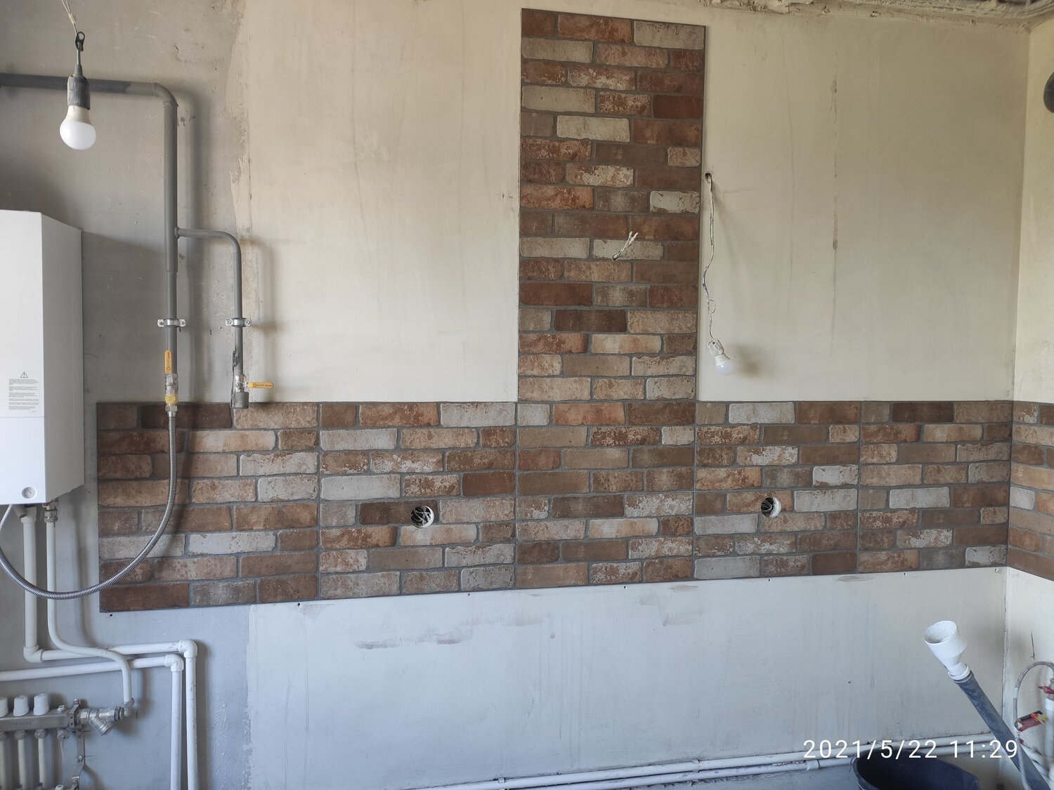 газовая труба в стене, укладка фартука из плитки на кухне своими руками, укладка фартука на кухне, газовая труба на кухне, как можно выложить фартук из плитки аккорд