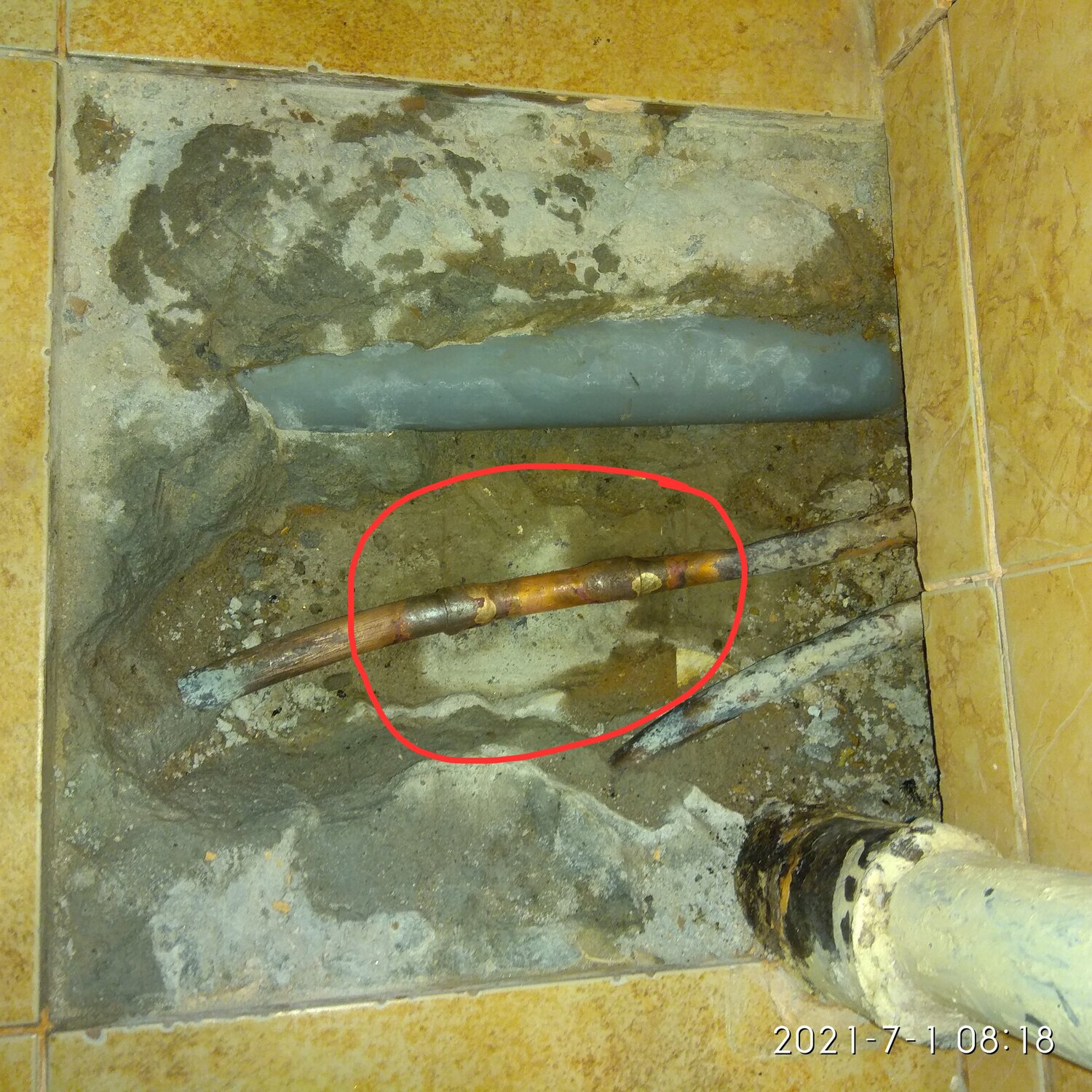 канализационные трубы, старые трубы водоснабжения, канализация из подвала, канализационные трубы в перекрытиях, канализация