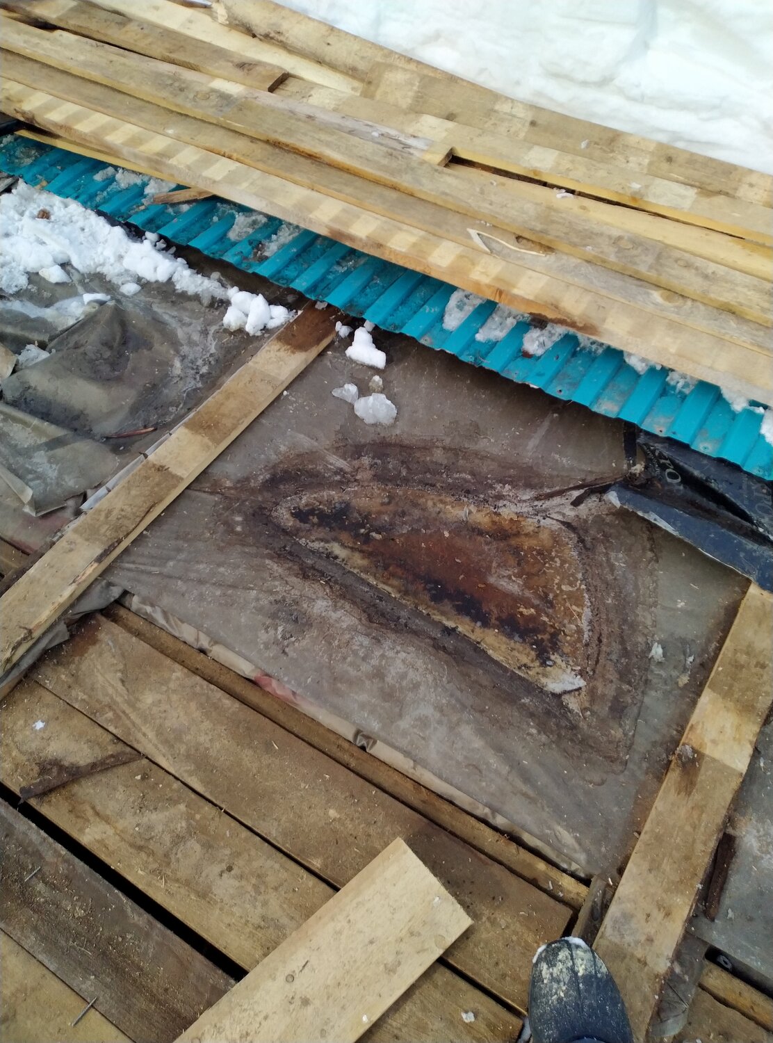 пол в старой бане, старый пол, пол в деревянном доме, демонтаж деревянного пола, пол в доме