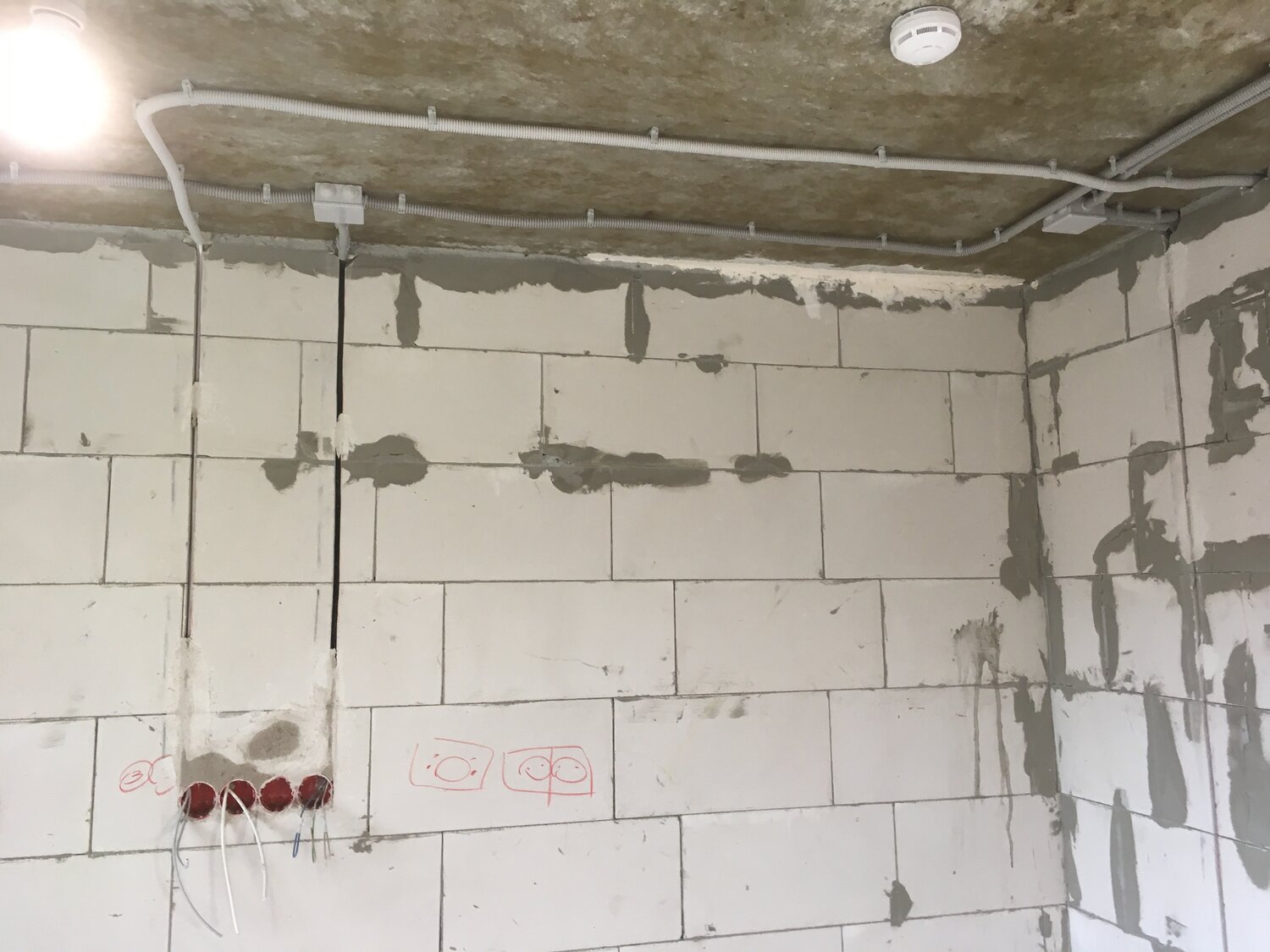 прокладка электропроводки в газобетоне, замена электропроводки, замена электропроводки в квартире, прокладка электропроводки в доме из газобетона, разводка электрики
