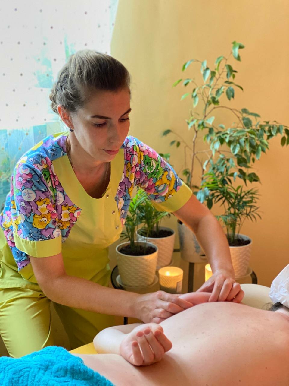 курсы массажа, массаж, девушка массажист, лечебный массаж, мануальная терапия