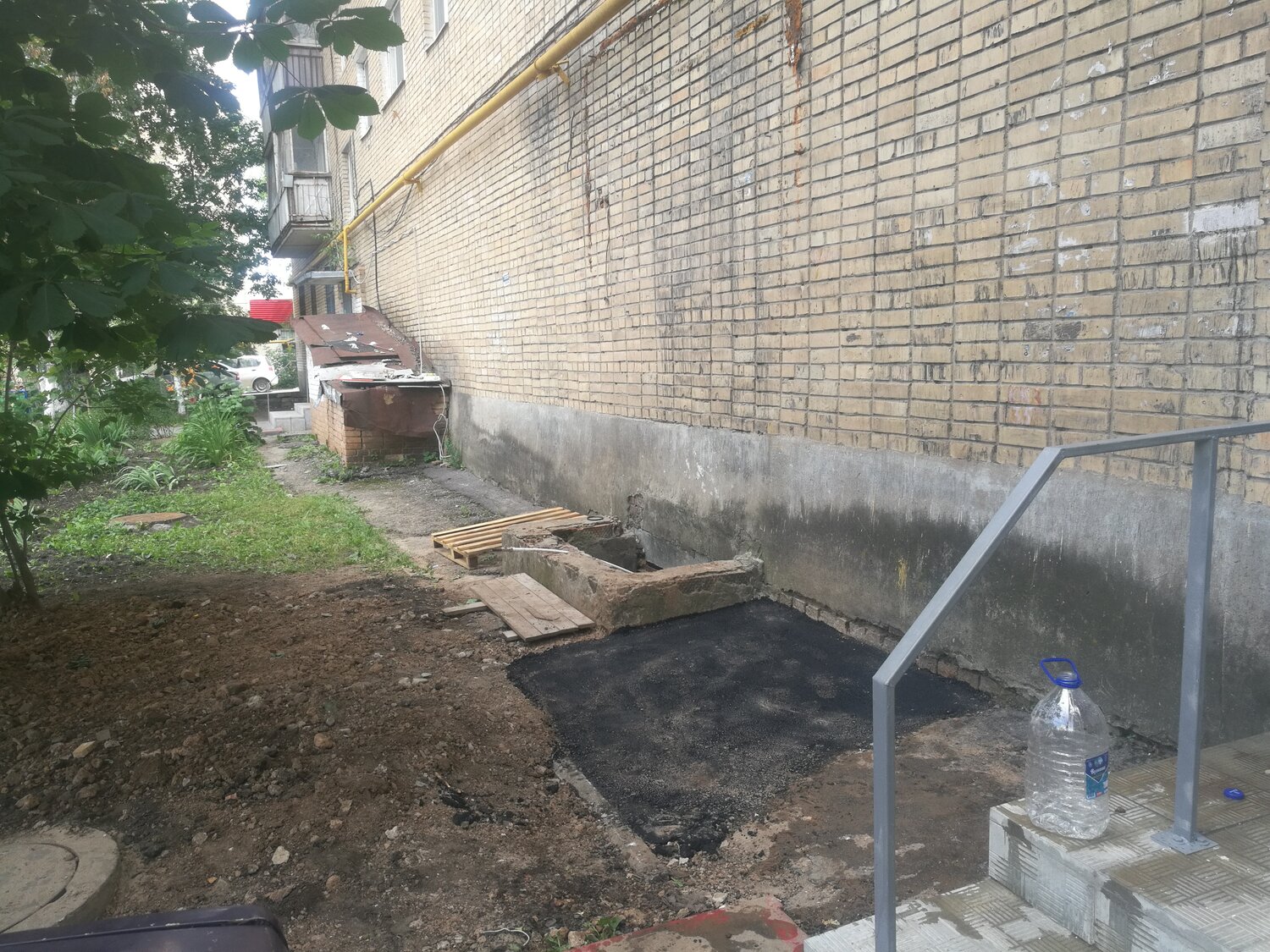 ук в ростове востановило отмостку, отмостка, отмостка дома, отмостка из металла, отмостка вокруг дома