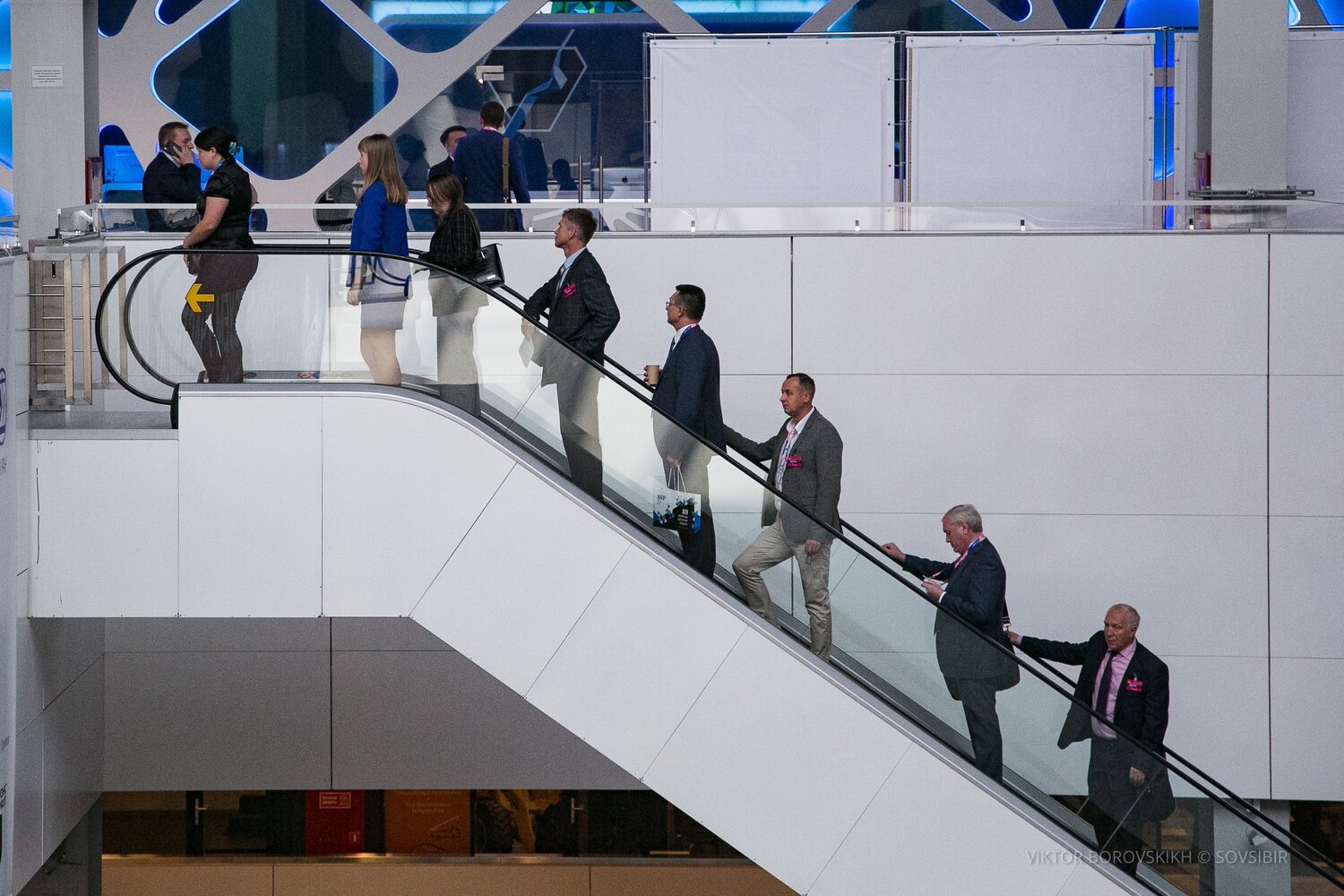 здание, эскалатор вид сбоку, сотрудник, эскалатор, escalator