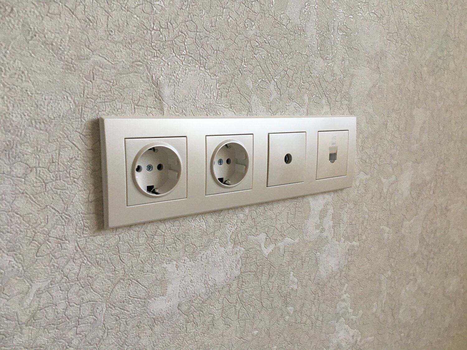 блок электророзеток valena legrand, блок из четырех розеток для скрытой проводки, блок розеток на 4 розетки для скрытой проводки, розетки легран коллекция valena, розетка