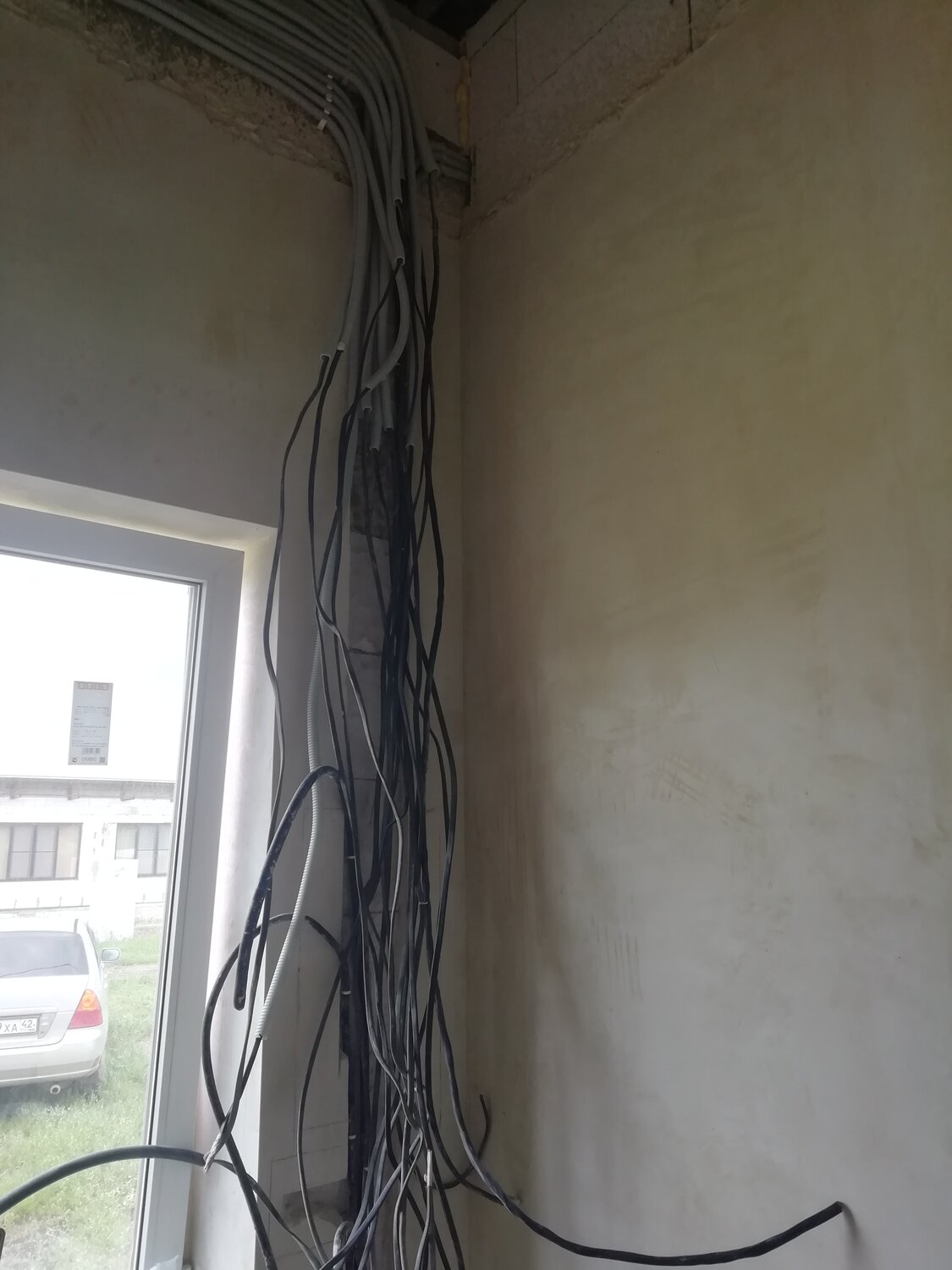 кабель каналы для наружной электропроводки, прокладка кабеля электропроводки в однокомнатной квартире, разводка слаботочки, укладка проводов в стену, электромонтаж